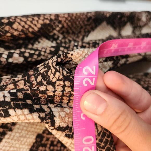 Peace & Pearls Women's Snakeskin Print Blouse - Size Medium - Picture 7 of 9